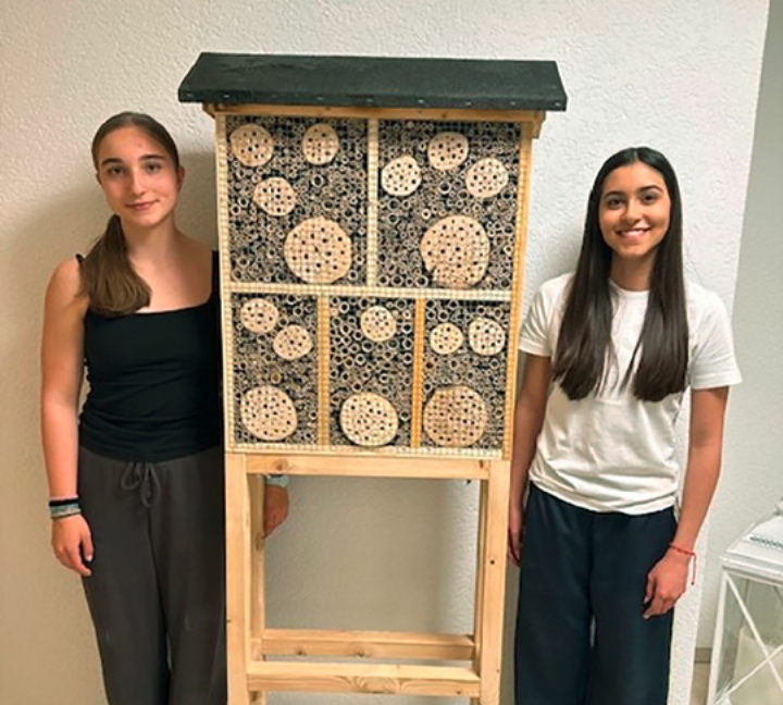 Überreicht von Alice Koerber und Iris Pereira.