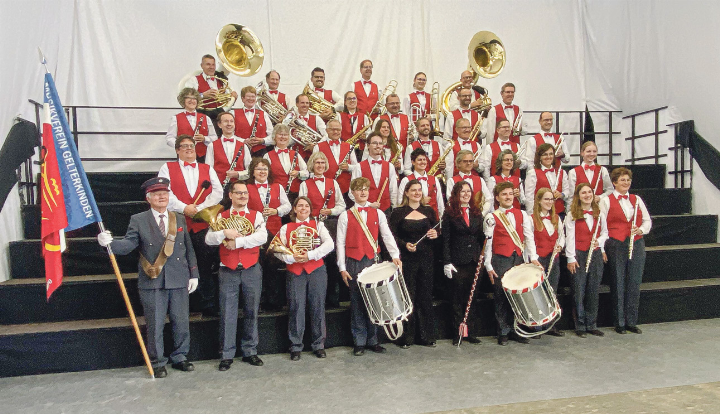 Der Musikverein Gelterkinden strahlt nach dem gelungenen Auftritt um die Wette. Bild zvg