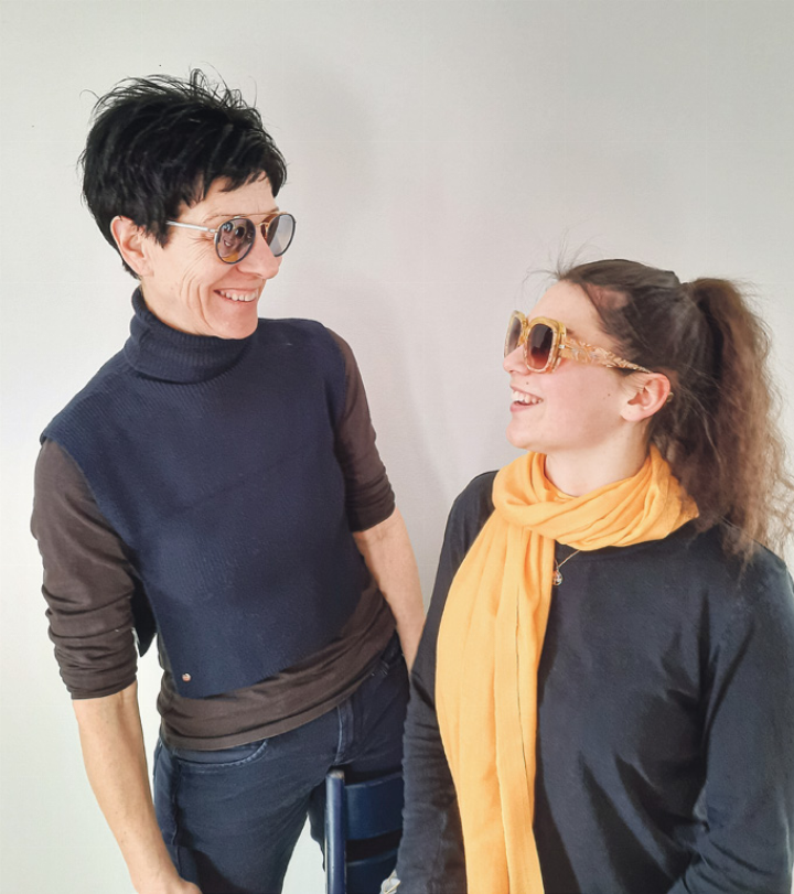 Geschäftsinhaberin Martina Bloch (links) und 
Augenoptikerin Julia Lusser mit ihren Lieblings-Sonnenbrillen.
Bild zvg