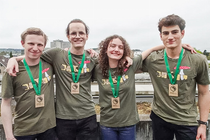 Freut sich auf die zweite Teilnahme an der «Biologie-Olympiade»: Lukas Müller (rechts). Bild zvg