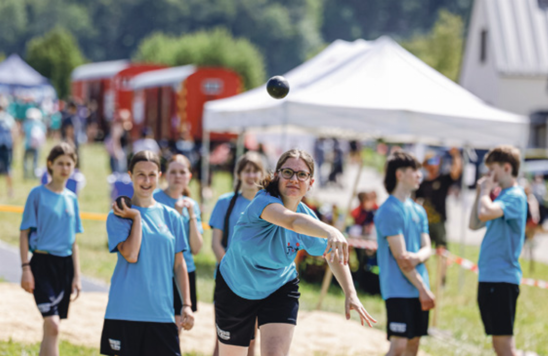 Kugelstossen gehört beim Turnfest dazu. Kugelstossen gehört beim Turnfest dazu.