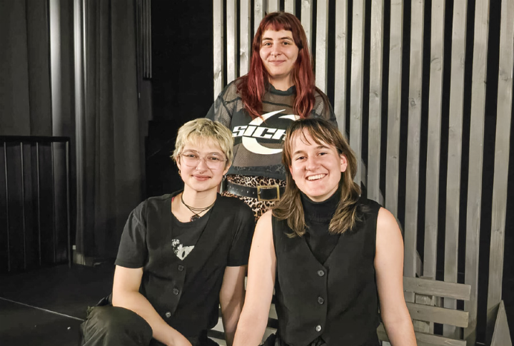 Elisa Arcerito, Lena Coray und Gina Gürtler (von links) sind Teil des zweiten Kurses des Jugend Theaters BL. Bild Caroline Mazacek Elisa Arcerito, Lena Coray und Gina Gürtler (von links) sind Teil des zweiten Kurses des Jugend Theaters BL. Bild Caroline Mazacek