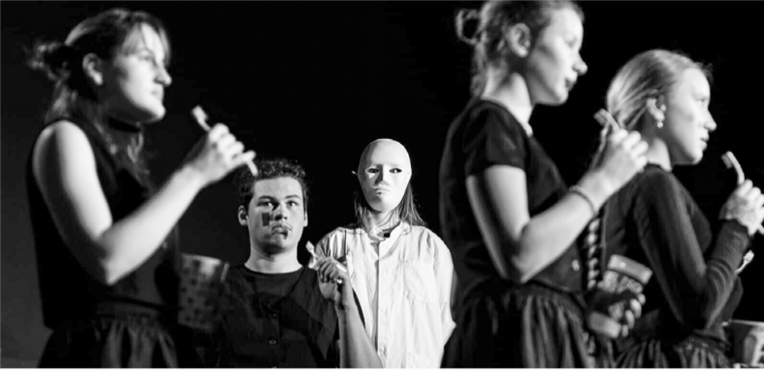 Im Theaterstück «Zone 1» wird der Alltag der Menschen im Schutzraum von einer Stimme geregelt. Bild zvg / Ralph Messmer Im Theaterstück «Zone 1» wird der Alltag der Menschen im Schutzraum von einer Stimme geregelt. Bild zvg / Ralph Messmer