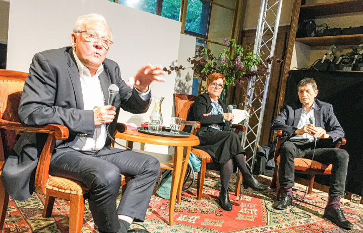 Der «Mäder-Talk» ist ein regelmässiger Anlass im Programm vom «Cheesmeyer» geworden. Hier ein Gespräch mit Fast-Bundesrätin Cécile Bühlmann und dem Epidemiologen Marcel Tanner im April vergangenen Jahres.
Bild Archiv vs Der «Mäder-Talk» ist ein regelmässiger Anlass im Programm vom «Cheesmeyer» geworden. Hier ein Gespräch mit Fast-Bundesrätin Cécile Bühlmann und dem Epidemiologen Marcel Tanner im April vergangenen Jahres.
Bild Archiv vs