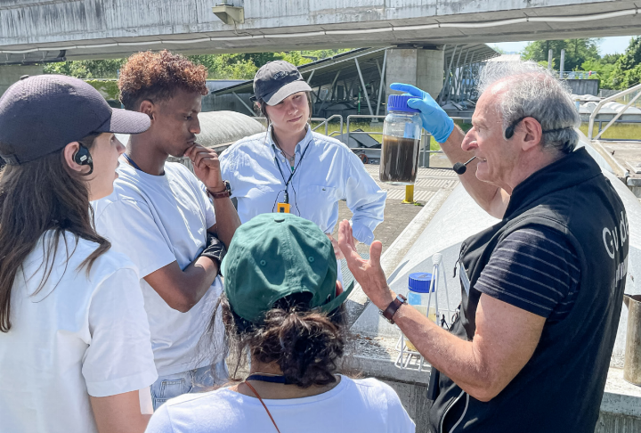 Guide Harald Heider erklärt seiner Gruppe in zwei Stunden, wie die industrielle Reinigung von Abwasser geht. Bilder ch. Guide Harald Heider erklärt seiner Gruppe in zwei Stunden, wie die industrielle Reinigung von Abwasser geht. Bilder ch.
