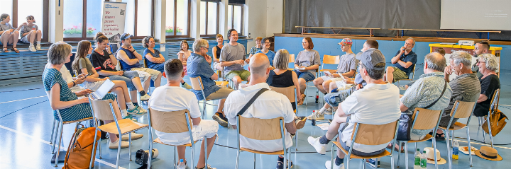 In einer Talkrunde sprachen Jugendliche, Fachleute und Gemeindevertreter darüber, was offene Jugendarbeit für sie bedeutet. Bild zvg