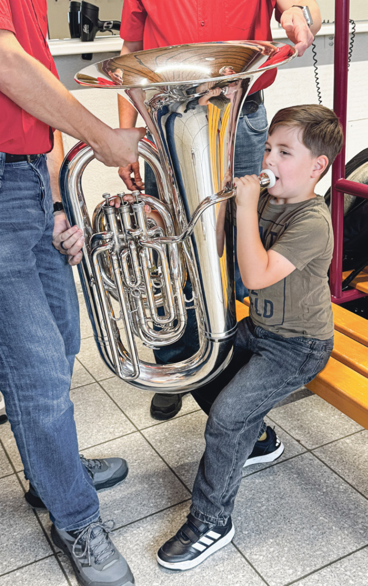 Ein junger Musikant versucht sich an der Bass-Tuba.
Bild zvg