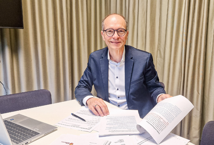 «Je nach Bohrtiefe rechnen wir im Oberbaselbiet mit Temperaturen zwischen 20 und 90 Grad»: Christoph Plattner.
Bild Jo Krebs «Je nach Bohrtiefe rechnen wir im Oberbaselbiet mit Temperaturen zwischen 20 und 90 Grad»: Christoph Plattner.
Bild Jo Krebs