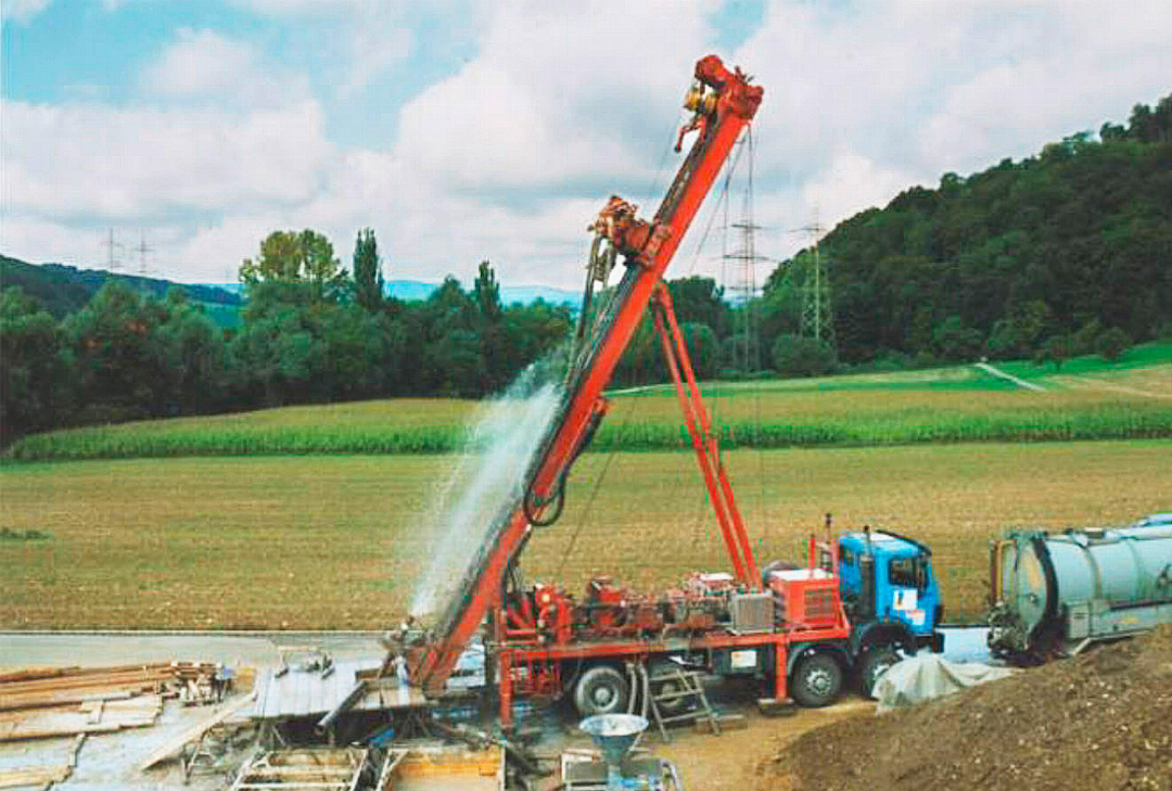 In Itingen besteht eine Anlage, die in 360 Metern Tiefe 20 bis 25 Grad warmes Wasser nutzt (1998). Nun soll in grösserer Tiefe nach deutlich wärmerem Wasser gebohrt werden. Bild «Bericht zum Potenzial der tieferen Geothermie im Kanton Basel-Landschaft» In Itingen besteht eine Anlage, die in 360 Metern Tiefe 20 bis 25 Grad warmes Wasser nutzt (1998). Nun soll in grösserer Tiefe nach deutlich wärmerem Wasser gebohrt werden. Bild «Bericht zum Potenzial der tieferen Geothermie im Kanton Basel-Landschaft»