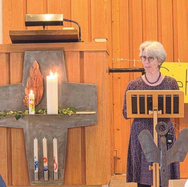 Gisela Schnell Kocher von der Kirchgemeinde Laufental gedachte während des Gottesdienstes des verstorbenen Co-Präsidenten Dieter Hofer.
Bild André Frauchiger Gisela Schnell Kocher von der Kirchgemeinde Laufental gedachte während des Gottesdienstes des verstorbenen Co-Präsidenten Dieter Hofer.
Bild André Frauchiger