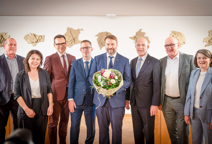 Matthias Liechti (mit Blumenstrauss) im Kreis der bestehenden Regierung inklusive Isaac Reber (Zweiter von rechts), an dessen Stelle er ab Herbst das Oberbaselbiet in der Exekutive repräsentiert. Bild Peter Sennhauser Matthias Liechti (mit Blumenstrauss) im Kreis der bestehenden Regierung inklusive Isaac Reber (Zweiter von rechts), an dessen Stelle er ab Herbst das Oberbaselbiet in der Exekutive repräsentiert. Bild Peter Sennhauser