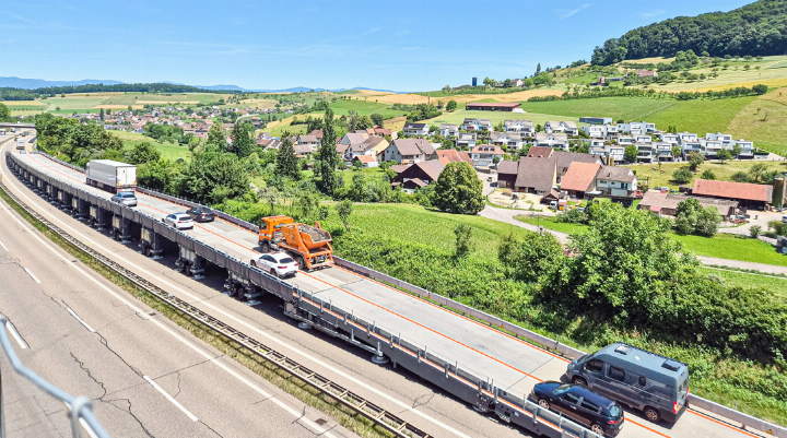 Autos und Lastwagen rollen über die 257 Meter lange Konstruktion, während darunter der Belag erneuert wird.
Bild Tobias Gfeller Autos und Lastwagen rollen über die 257 Meter lange Konstruktion, während darunter der Belag erneuert wird.
Bild Tobias Gfeller
