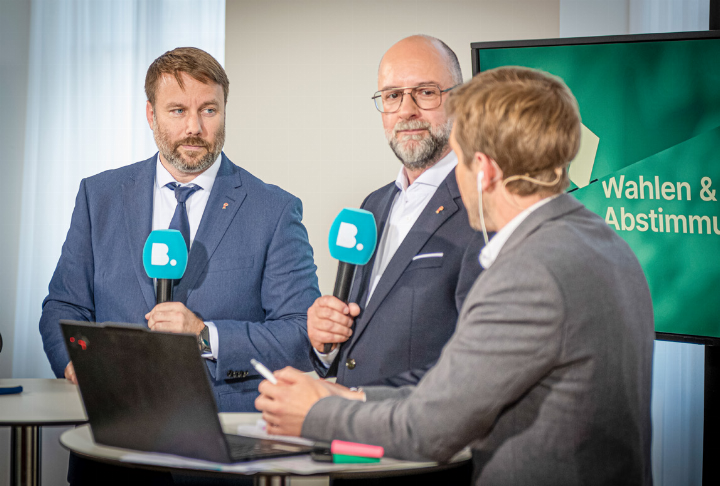 Matthias Liechti (links) bringt die SVP zurück in den Regierungsrat – Philipp Schoch (Mitte) und die Grünen haben das Nachsehen.
Bild Peter Sennhauser Matthias Liechti (links) bringt die SVP zurück in den Regierungsrat – Philipp Schoch (Mitte) und die Grünen haben das Nachsehen.
Bild Peter Sennhauser
