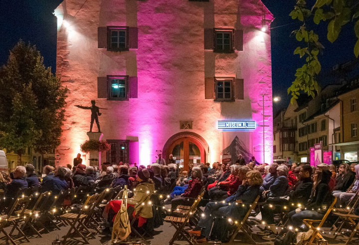 Auf dem Zeughausplatz versammelt sich das Publikum. Bild zvg