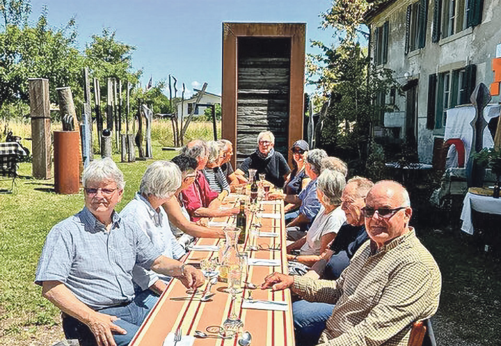 Bei prächtigem Frühlingswetter wurde die Kulturkommission von Holzbildhauer Beat Breitenstein (hinten) herzlich empfangen.
Bild zvg