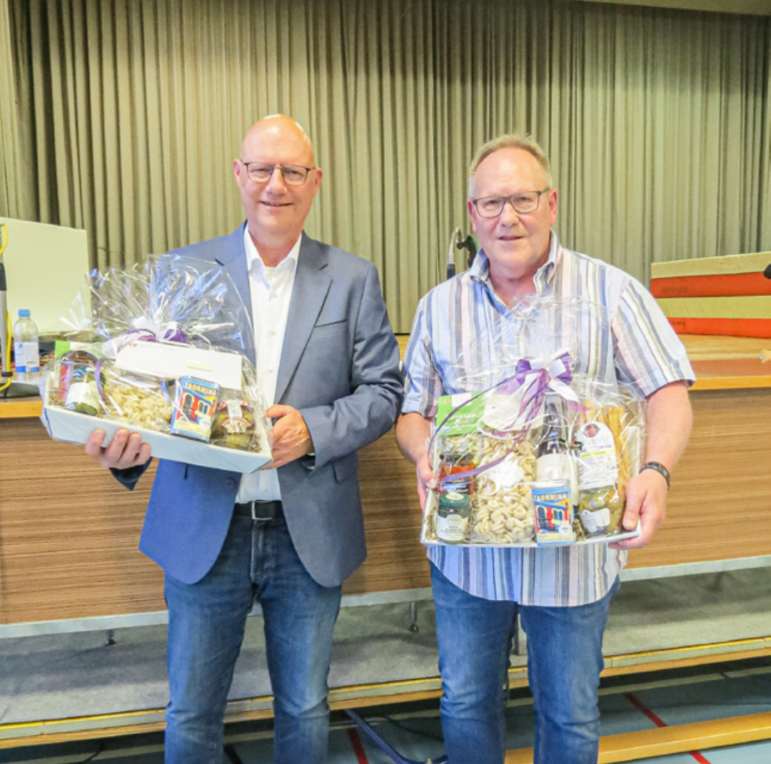 Die beiden Gemeinderäte Stephan Marti
(links) und Robert Bösiger wurden mit einem Geschenk offiziell verabschiedet.
Bild svr. Die beiden Gemeinderäte Stephan Marti
(links) und Robert Bösiger wurden mit einem Geschenk offiziell verabschiedet.
Bild svr.