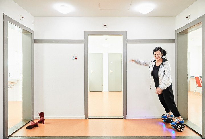 Anet Corti auf dem Hoverboard – die Absatzschuhe hat sie stehen lassen.
Bild zvg