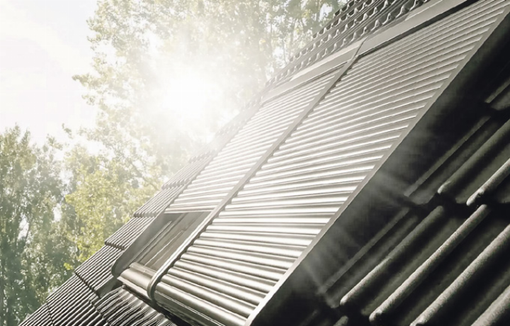 VELUX-Aussenrollos schützen das Haus vor Hitze.
Bild zvg
