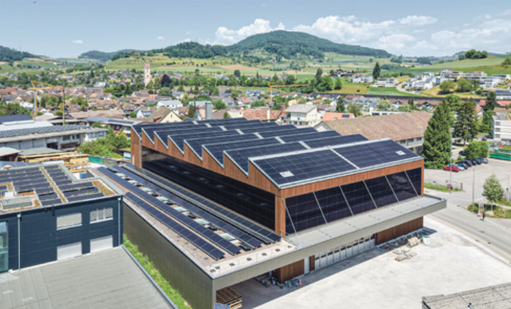 Solaranlagen auf dem Vordach, an der Fassade und auf dem Sheddach. Bild zvg
