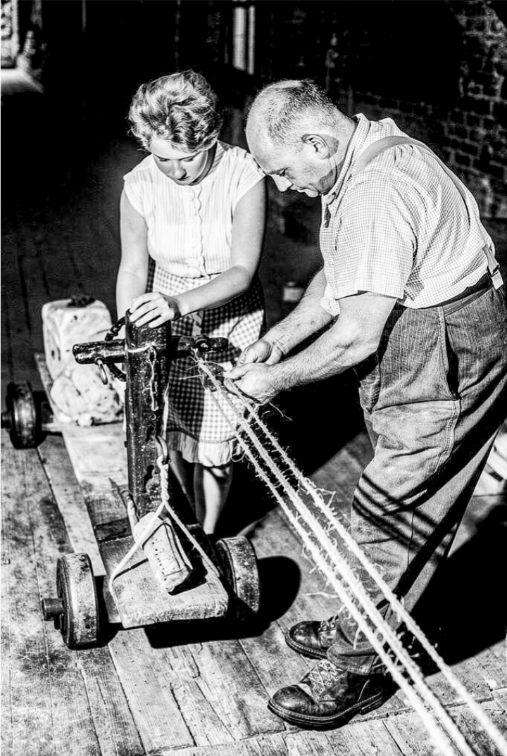 Auf einer Seilerbahn werden die einzelnen Litzen zu einem Seil gedreht.
Bild Fotoarchiv Hanspeter Gautschin