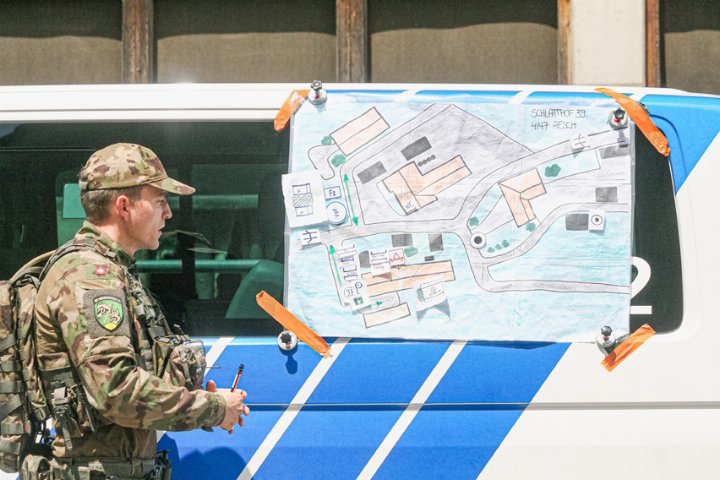 In Aesch wurde die Dekontamination eines Bauernhofs geübt. Bild da. In Aesch wurde die Dekontamination eines Bauernhofs geübt. Bild da.