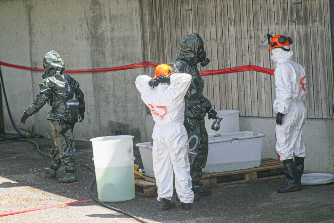 In Schutzanzügen üben Armeeangehörige auf dem «Schlatthof» in Aesch den Einsatz bei einem Ausbruch der Afrikanischen Schweinepest. Bild Daniel Aenishänslin In Schutzanzügen üben Armeeangehörige auf dem «Schlatthof» in Aesch den Einsatz bei einem Ausbruch der Afrikanischen Schweinepest. Bild Daniel Aenishänslin