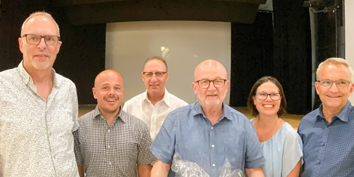 Die Exekutive würdigte Mundwilers Arbeit anerkennend. Im Bild Peter Bosch, Kim Grauwiller, Verwalter Reto Lauber, Martin Mundwiler, Cécile Schmidt Bur und Silvio Strub (von links).
Bild Willi Wenger