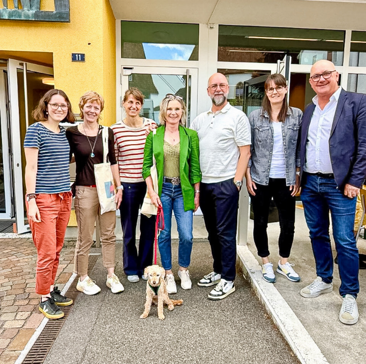 Dominique Zbinden, Landrätin; Simone Kast, Physiotherapeutin; Anne Brück, Hausärztin; Maya Graf, Ständerätin; Philipp Schoch, Leiter Pflege Notfall KSBL; Mirjam Tröndle, Physiotherapeutin, und Isaac Reber, Regierungsrat (von links).
Bild zvg