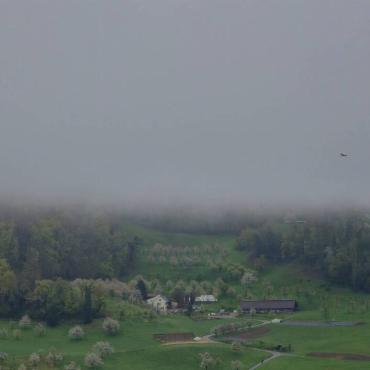 Der Hof Taubenloch in Rickenbach knapp unter der Nebeluntergrenze, fotografiert von Satrugan Buser aus Gelterkinden. 