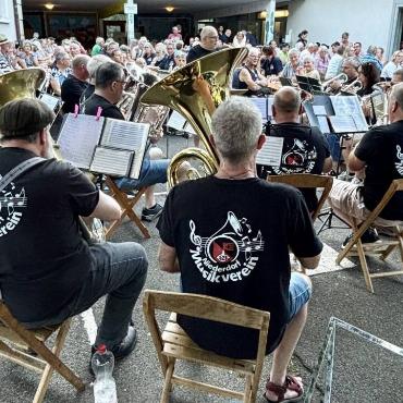 Sommerabendkonzert in Waldenburg mit der Musikgesellschaft Oberdorf-Waldenburg-Langenbruck und dem Musikverein Niederdorf. Mitgehört und fotografiert hat Eugen Schwarz aus Oberdorf. 
