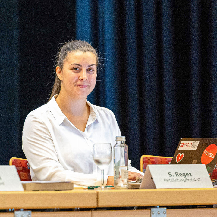 «Ich provoziere nicht um der Provokation willen, sondern um Diskussionen anzuregen, die sonst nicht stattfinden würden», sagt Sarah Regez (SVP).Bild zvg «Ich provoziere nicht um der Provokation willen, sondern um Diskussionen anzuregen, die sonst nicht stattfinden würden», sagt Sarah Regez (SVP).Bild zvg