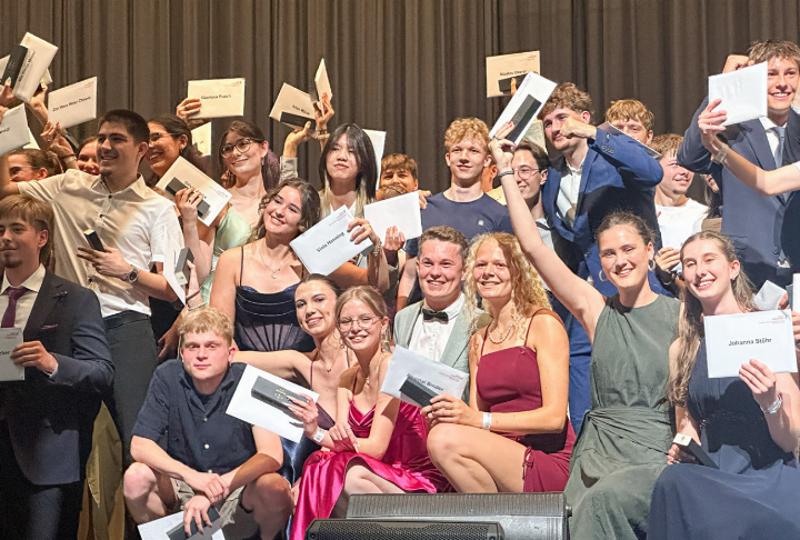 Die Schülerinnen und Schüler halten das langersehnte Maturitätszeugnis in den Händen. Bilder Aline Grieder Die Schülerinnen und Schüler halten das langersehnte Maturitätszeugnis in den Händen. Bilder Aline Grieder