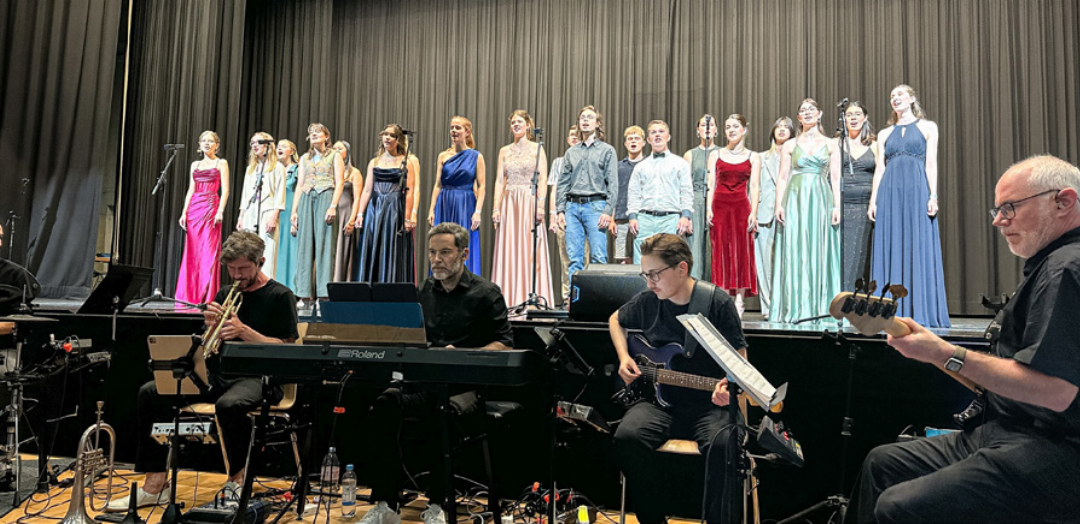 Der Maturchor sorgte für musikalische Höhepunkte und verlieh der Feier mit seinen harmonischen Beiträgen einen würdevollen Rahmen. Der Maturchor sorgte für musikalische Höhepunkte und verlieh der Feier mit seinen harmonischen Beiträgen einen würdevollen Rahmen.
