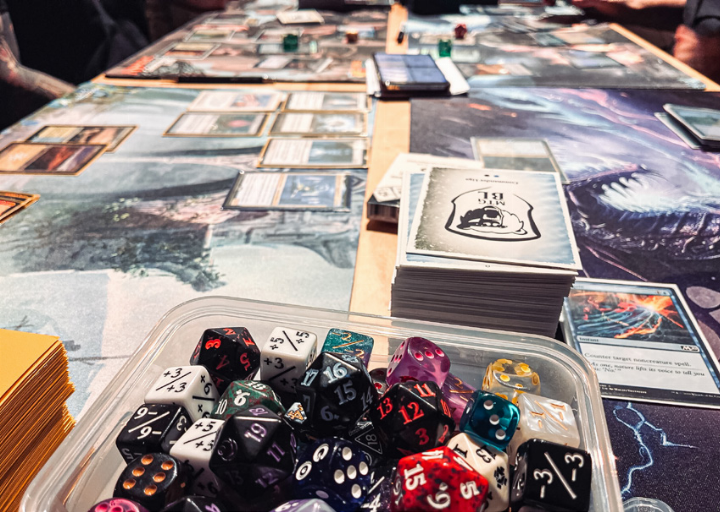 Ende Juni treffen sich in der Spielweltenfabrik Liestal mehr als 200 Anhänger des Sammelkartenspiels «Magic: The Gathering». Bild zvg