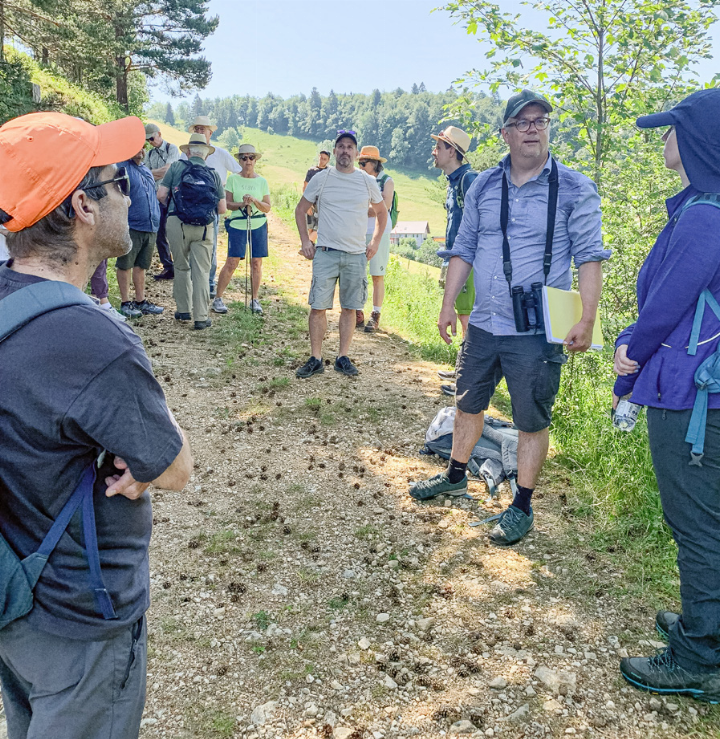 Projektleiter Lukas Merkelbach findet, dass es heute um die Biodiversität auf der Wasserfallen besser steht. Bilder André Frauchiger Projektleiter Lukas Merkelbach findet, dass es heute um die Biodiversität auf der Wasserfallen besser steht. Bilder André Frauchiger