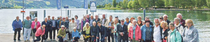 Rund 50 Personen posieren für das Foto am Ägerisee. Bild zvg