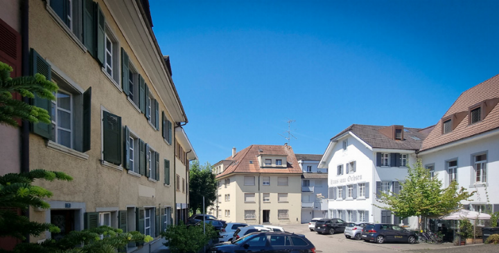 Das Haus an der Ochsengasse 7 (links) dient als Wohnraum für Menschen, die vom Wohnheim «Erzenberg» aus ambulant begleitet werden. Bild sep.