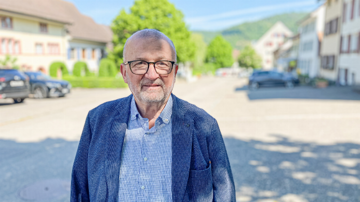 «Eigentlich wollte ich im Amt bleiben, bis die Dorfstrasse saniert ist»: Martin Mundwiler ist überzeugt, dass dies «bald» geschehen werde. Bild Willi Wenger