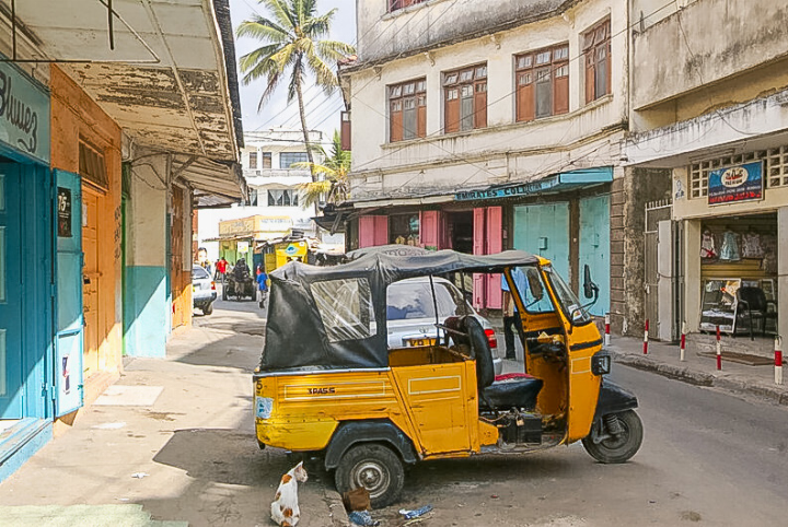 Ein Tuk Tuk in einer Strasse von Mombasa. Bilder Hanspeter Gsell