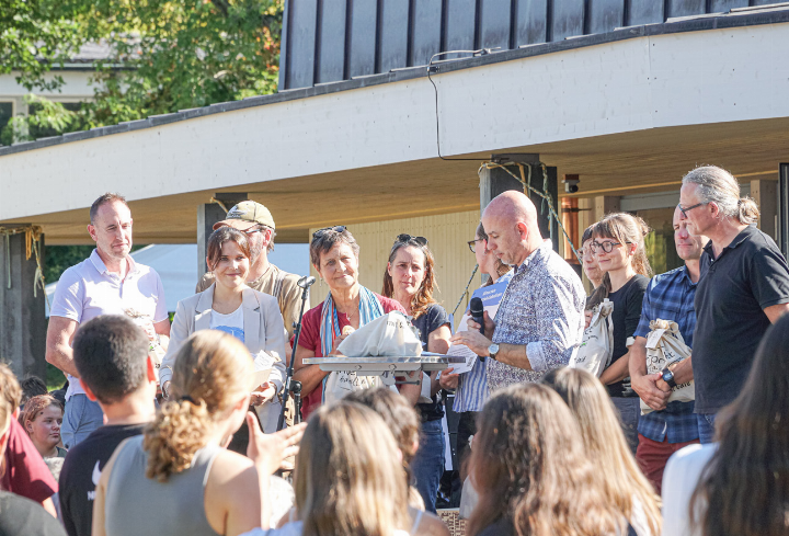 Im vergangenen Herbst wurde die Sek Gelterkinden als erste Klimaschule im Baselbiet ausgezeichnet (Bild), nun hat es die Schulleitung aufgrund einer Umfgabe bei Lehrpersonen zuoberst aufs Podest geschafft. Bild Archiv vs