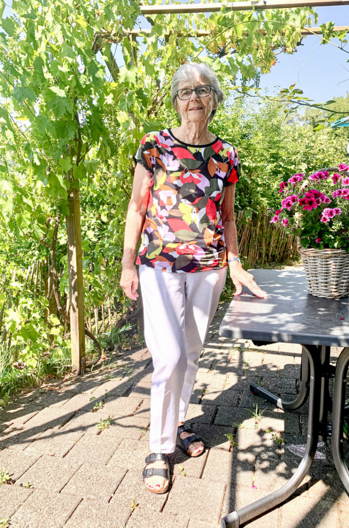 Viel Power: Heidi Recher in ihrem Garten in Ziefen. Bild André Frauchiger