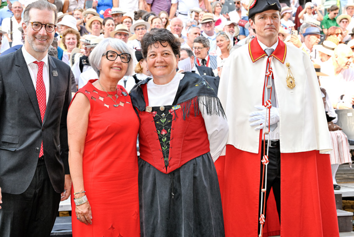 Bundesrätin Elisabeth Baume-Schneider (in Rot) am Festakt vom Sonntag.