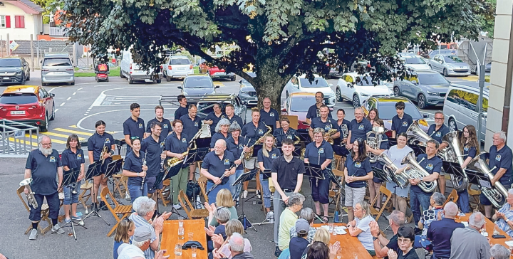 Das Sommerabendkonzert zog viele Zuschauerinnen 
und Zuschauer an.
Bild zvg