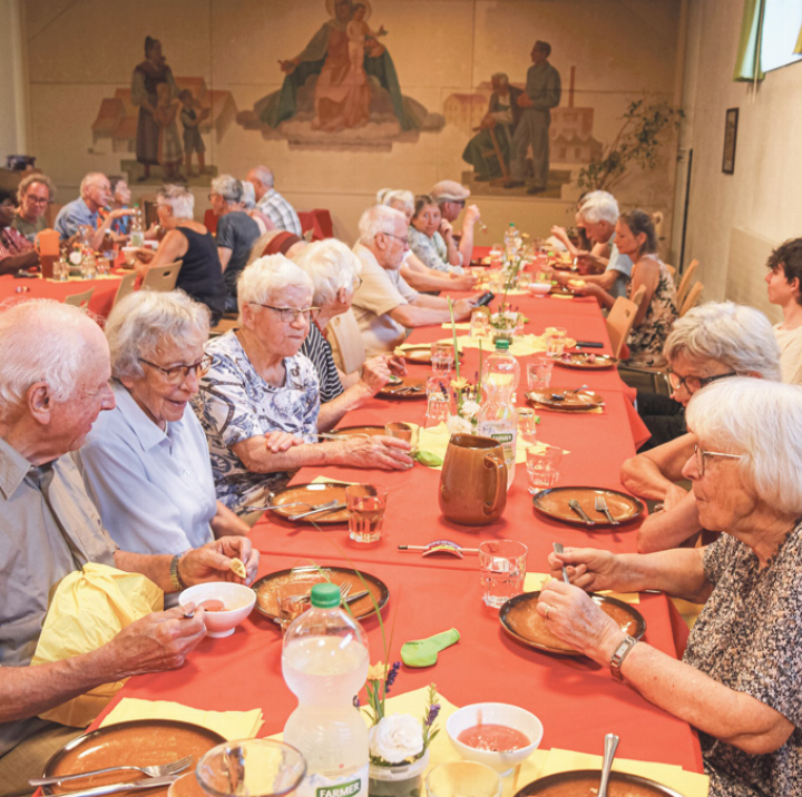 An drei langen Tischen liessen sich die Besuchenden die Leckereien aus aller Welt schmecken.
Bild Hans Rebmann