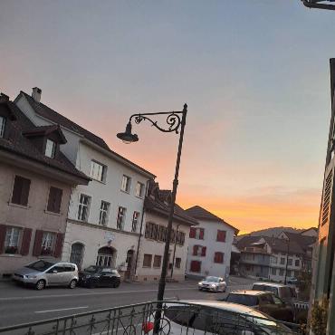 Fritz Häuselmann fotografiert seine Aussicht von der Tecknauerstrasse in Gelterkinden: Sieht so aus, als würde der Horizont zu brennen beginnen!