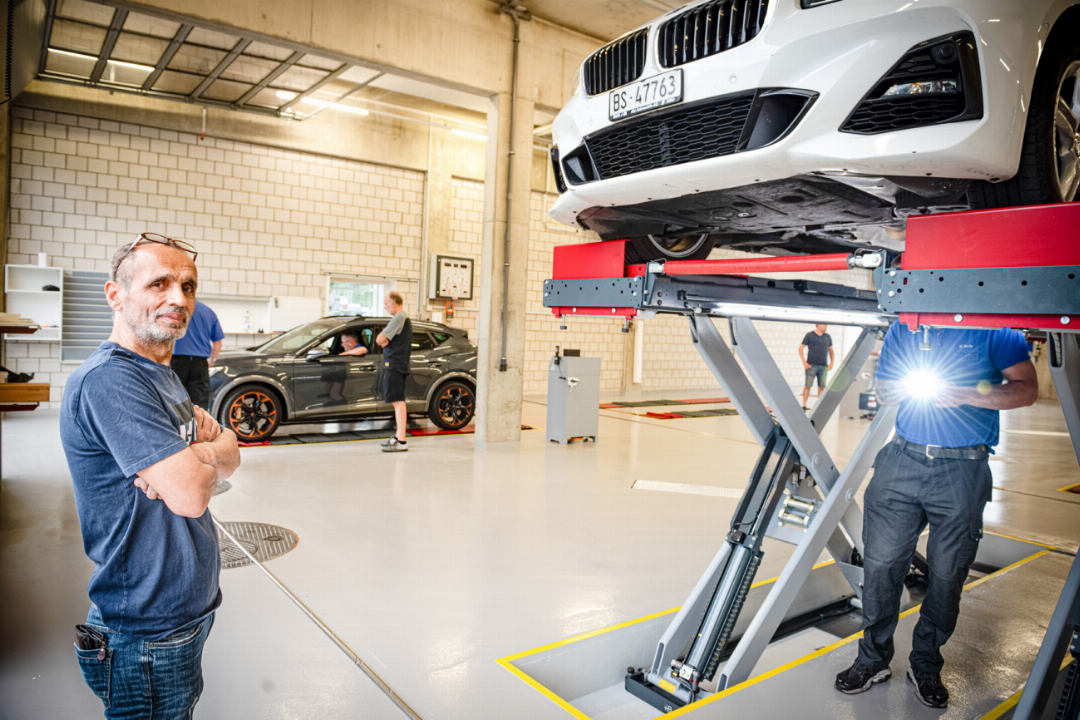 Aliser Kaya wartet, während Experte in Ausbildung Markus Wescher das Fahrgestell unter die Lupe nimmt. Bild Peter Sennhauser Aliser Kaya wartet, während Experte in Ausbildung Markus Wescher das Fahrgestell unter die Lupe nimmt. Bild Peter Sennhauser