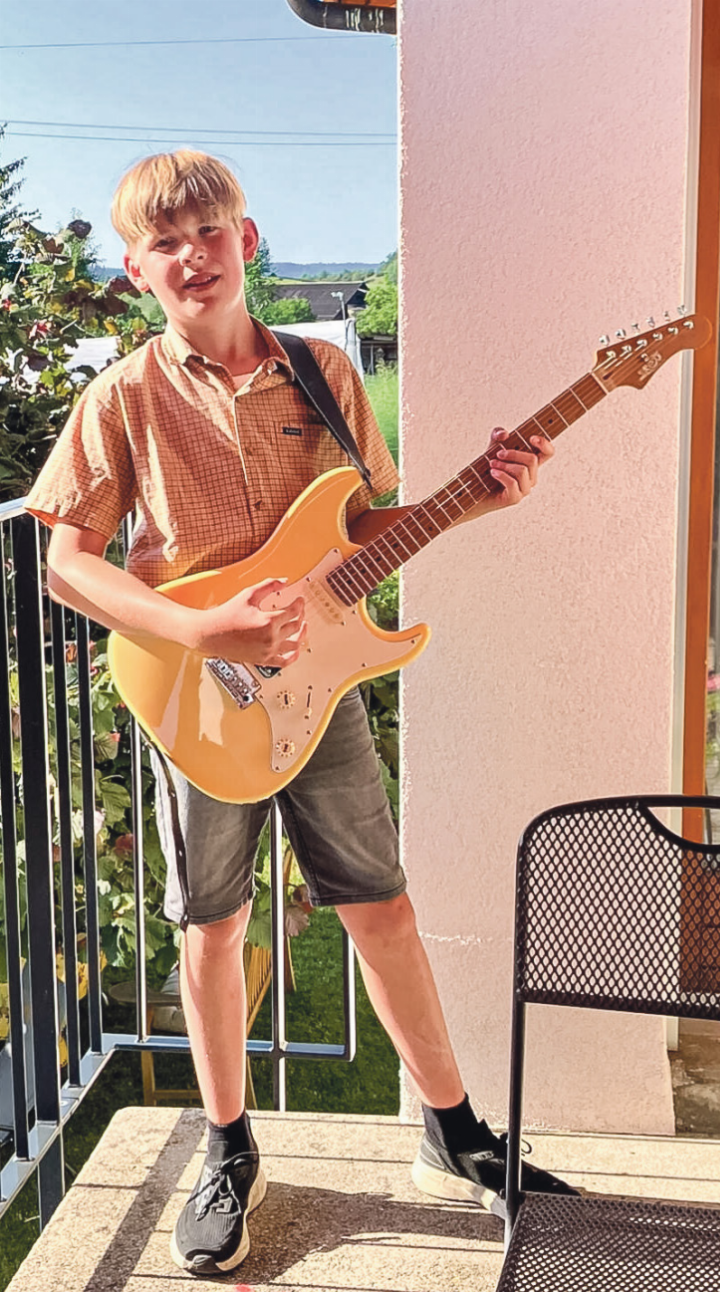 Max Gubler, der Enkel des Autors, mit seiner «Stratocaster»-Kopie.
Bild Thomas Gubler Max Gubler, der Enkel des Autors, mit seiner «Stratocaster»-Kopie.
Bild Thomas Gubler