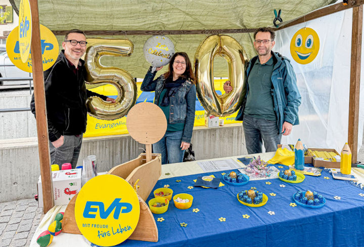 Die Vorstandsmitglieder Remo Frey, Andrea Heger und Christian Baeriswyl (von links) am Markt in Reigoldswil. Bild zvg