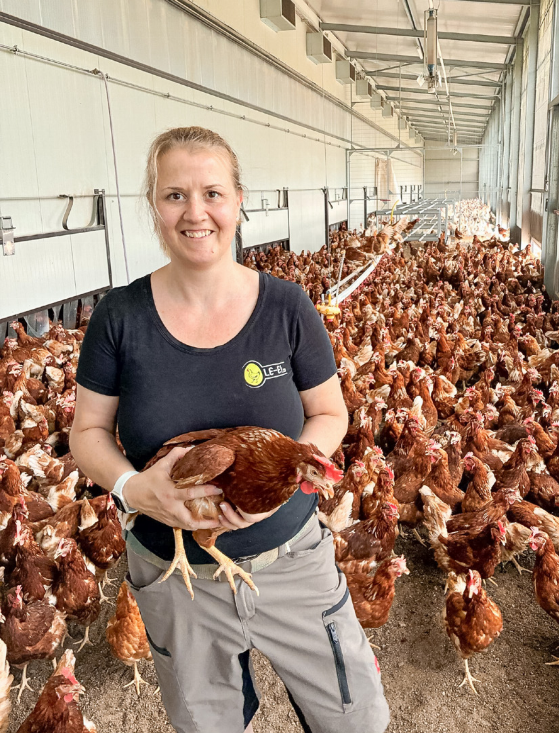 Glücklich auf der Geflügelfarm - Das Bild wird blockiert. – Möglicherweise durch einen aktiven Adblocker.