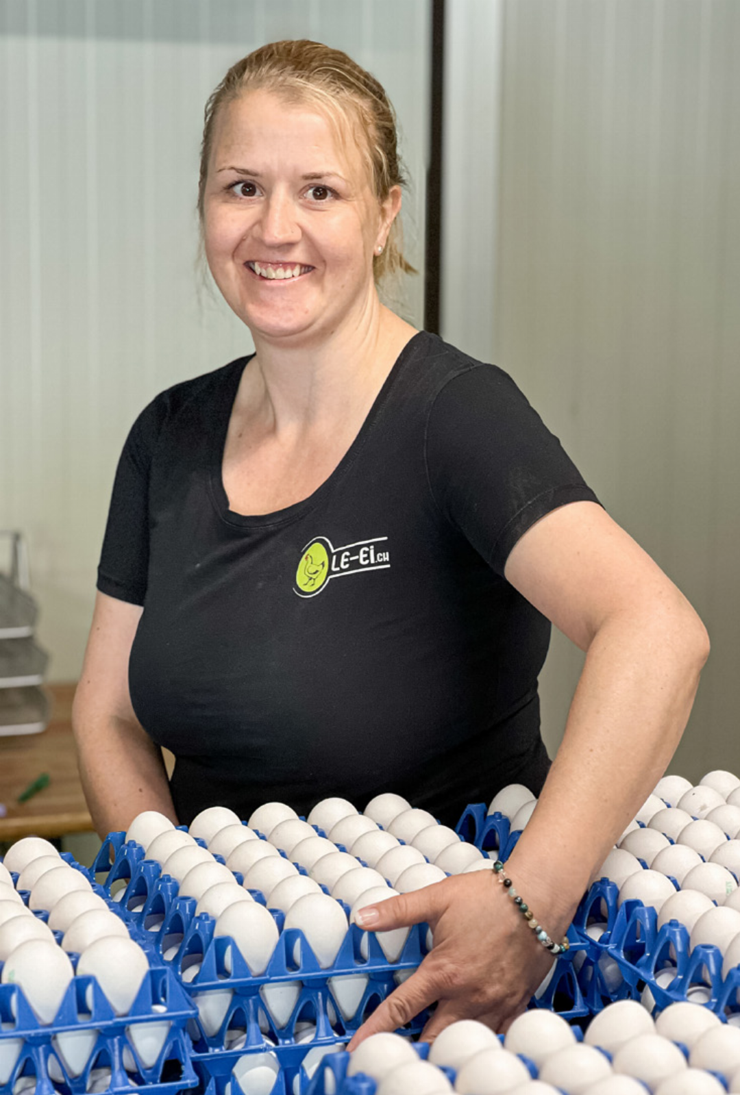 Sonya Leuenberger beim Sortieren der Eier. Sonya Leuenberger beim Sortieren der Eier.